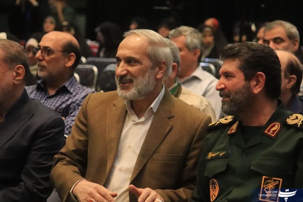 رونمایی از کتاب ما که خندان می‌رویم